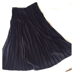 Guy Laroche 100% silk skirt